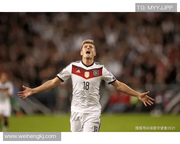 克罗斯在足球世界的传奇之路与影响力探讨